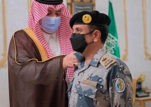 سمو أمير الحدود الشمالية يقلد مساعد قائد حرس الحدود بالمنطقة رتبته الجديدة