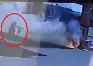 العامل سحب خرطوش المكينة .. شاهد: رجل أمن يطفئ حريق شب بمحطة وقود بالجوف .. ويكشف تفاصيل ماحدث!