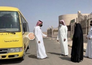 “أسرتها هي الداعم الأول لها” .. أول قائدة حافلات سعودية المواطنة “بدرية الرشيدي” تكشف تجربتها في قيادة حافلة توصيل طالبات المدرسة بحائل