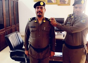 قائد دوريات أمن طريق القصيم يقلد العوفي رتبته الجديدة 