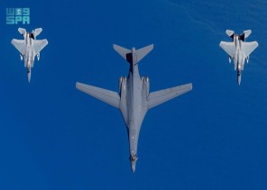 المقاتلات السعودية (ف-15 سي) والقاذفات الأمريكية الإستراتيجية (B-1 ) في تمرين مشترك