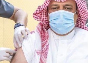 أمير منطقة حائل يتلقى الجرعة التنشيطية الثالثة من لقاح كورونا