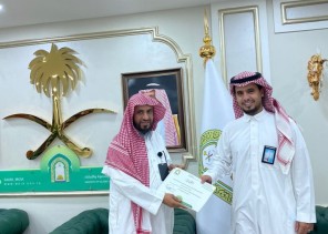 مدير فرع وزارة الشؤون الإسلامية  بالحدود الشمالية يكرم البجيدي والحازمي