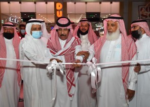 مدير جمعية الثقافة والفنون بالحدود الشمالية يفتتح المعرض التشكيلي الأول “دارنا في وجداننا”