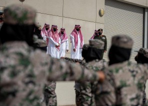 أمام وزير الداخلية .. شاهد: جنديات سعوديات يقدمن عرض عسكري