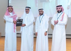 أمين المنطقة الشرقية يكرم قيادة الجمعية الامريكية للجودة في السعودية