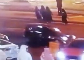 بالفيديو: دهس 3 فتيات على طريق سريع بـ”خميس مشيط” .. والكشف عن حالتهن الصحية!