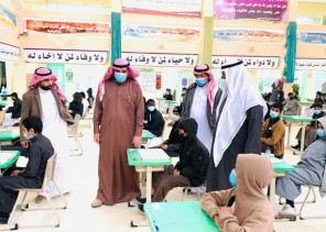 محافظ طريف يتفقد سير الإختبارات بمدارس بالمحافظة