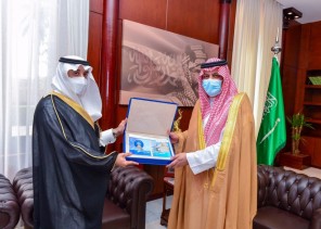 أمير منطقة حائل يستقبل رئيس جامعة حائل ويتسلم التقرير السنوي لأبرز الإنجازات والبرامج التي قامت بها الجامعة