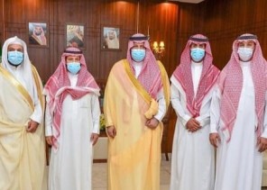 سمو أمير حائل يستقبل رئيس جمعية الروضة الخيرية والقائمين على تنظيم مهرجان التمور الأول بمدينة الروضة