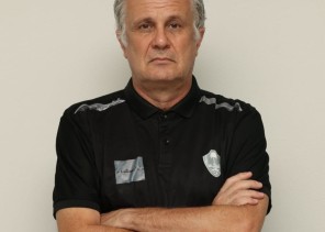 لتصحيح أوضاع الفريق .. إدارة الطائي تقيل مدربها زوران مانولوفيتش