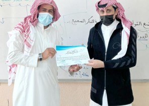 تكريم المعلمين المتميزين للدروس التطبيقية للمرحلة الثانوية بمجمع آل مشحنة