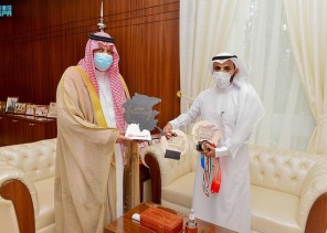 أمير حائل يستقبل بطل الراليات السيف