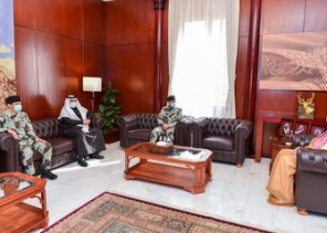 أشاد سموه بجهود رجال قوات الطوارئ الخاصة .. أمير حائل يستقبل اللواء ركن محمد بن مقبول العمري 