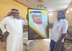 التشكيلي موسى صنبع يهدي لوحة العشة لشيخ الهتانة بمركز العالية