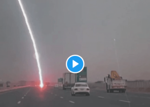 شاهد: صاعقة رعدية تفاجئ المركبات وتضرب طريق سريع بـ”جدة”