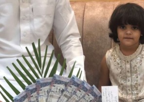 استقبلته الطفلة بالورود .. المواطن فهد المهيمزي يكرم البطل صالح بركه الشويلعي بمبلغ مالي بعد انقاذ ابنته من داخل خزان بالمدينة