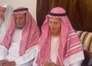 بالفيديو: أعضاء ملتقى لمسة وفاء التطوعي بالعالية يزورون الأستاذ حسين بن علي ترابي .. والأخير يلقي عليهم قصيدة عمودية