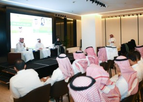 اثنينية الحوار تستعرض بناء الإنسان واستثمار القدرات والمواهب وزرع القيم في مناهج التعليم الجديدة