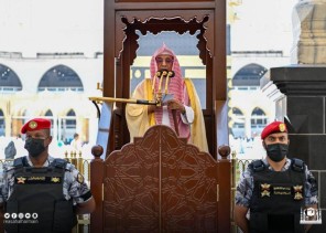 خطيب المسجد الحرام في خطبة الجمعة: الدنيا دار العمل والآخرة دار الجزاء فمن لم يعمل هنا ندم هناك