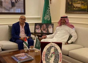 سفير خادم الحرمين الشريفين بالأردن يلتقي معالي وزير الثقافة الفلسطيني في دار السفارة