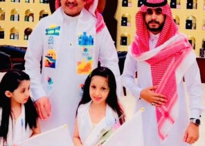 مركز حي العوالي يحتفي باليوم الوطني 92 بتوزيع الورد على سكان الحي