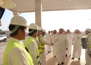 الحقيل يتفقد عدداً من المشروعات الحيوية في عرعر