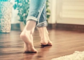 بعد تدوال فيديو له .. الدكتور “فهد الخضيري” يكشف حقيقة علاقة حدوث جلطة بسبب المشي حافياً على السيراميك البارد