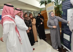 كلية إدارة الأعمال بجامعة الامام عبد الرحمن بن فيصل تُطلق معرضاً لمشاريع الطالبات لتحليل البنوك السعودية