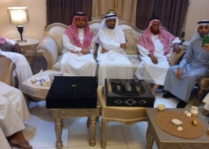 عدد من أعضاء فرقة لمسة وفاء التطوعي يزورون الأستاذ جابر احمد حسن ظافر النعمي في  منزله في العالية