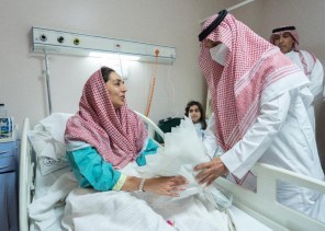 إنفاذاً لتوجيهات ولي العهد.. وزير السياحة يطمئن على حالة سائحين مُصابين بحـادث في العلا (صور)