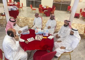 المشرف التربوي المتقاعد ‘الدكتور إبراهيم كداف’ يكرم جيل الرواد بمشالح وهدايا تذكارية