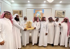 شيخ المحلة غوان “أحمد بن علي ربيع” وأعيان القرية ومجموعة من الإعلاميين يزورون منزل الفنان التشكيلي “قالب إدريس الدلح” في بيش العليا