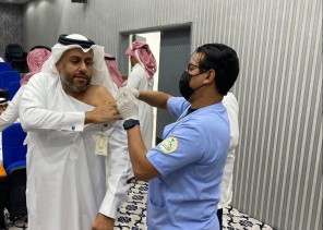 مدير ومنسوبي مكتب وزارة البيئة والمياه في حفر الباطن يتلقون لقاح الإنفلونزا الموسمية 