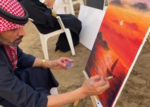 فريق صبيا للفن التشكيلي ينظم فعالية رسم الغروب في شاطئ جازان الشمالي