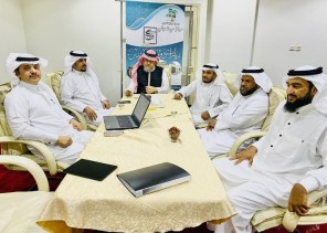 رئيس مجلس إدارة مركز حي العوالي يجتمع مع أعضاء المجلس لمناقشة ما تم إنجازه بالمركز