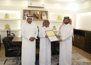 نظير جهوده الإعلامية التي أسهمت في إبراز التنمية في المحافظة .. محافظ الطوال يكرم الاعلامي عبدالله مشهور