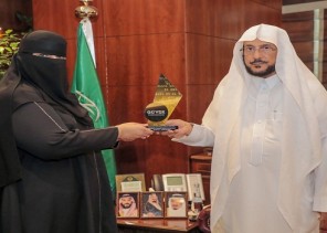 معالي وزير الشؤون الإسلامية يطلع على الجوائز الثلاثة التي حققتها الوزارة في مجال التحول الرقمي وتوظيف الذكاء الاصطناعي