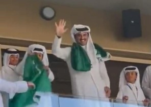 أمير قطر يتوشح بشعار العلم السعودي في مباراة الأخضر مع الأرجنتين