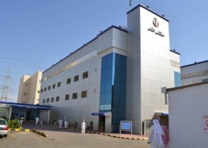 7 ساعات تنقذ حياة عامل إثر سقوط جسم صلب على كامل جسمه