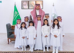 سمو أمير الحدود الشمالية يلتقي عددًا من أطفال محافظة طريف بمناسبة اليوم العالمي للطفل