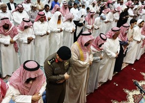 محافظ العيدابي الشهراني يتقدم جموع المصلين في صلاة الاستسقاء