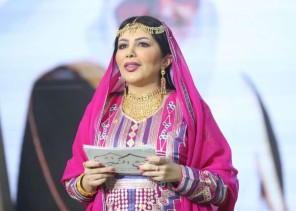 مهرجان النعيرية يقدم الزي العماني بتفاصيل سعودية