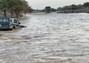 مدني حائل ينقذ 4 احتجزوا داخل مركبة بوادي الحفنة