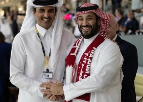 بعيدا عن البروتوكولات .. شاهد: صورة باسمة جمعت سمو ولي العهد وأمير قطر في افتتاح بطولة كأس العالم