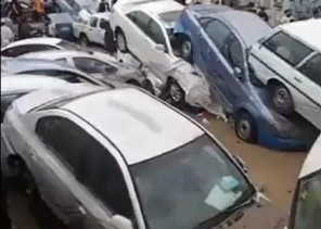 بسبب الامطار الغزيرة ..السيول تجرف عدد كبير من المركبات في شوارع مكة المكرمة