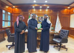 مدير عام فرع وزارة البيئة بالحدود الشمالية يكرم النحال وديع اليامي ‬بعد حصوله على الميدالية الذهبية والفضية في مسابقة لندن للعسل للعام 2022م