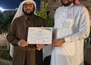 مركز الرعاية الأولية بالبديع والقرفي يكرم صحيفة الشمال والإعلامي “إبراهيم النعمي”