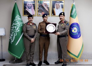 مدير الدفاع المدني بمنطقة مكة المكرمة يكرم البطل الجندي فيصل بن سعيد الهجهاجي الغامدي