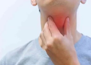 استشاري يوضح أسباب الإحساس بكتلة في الحلق؟ وعلاقتها بالقلق